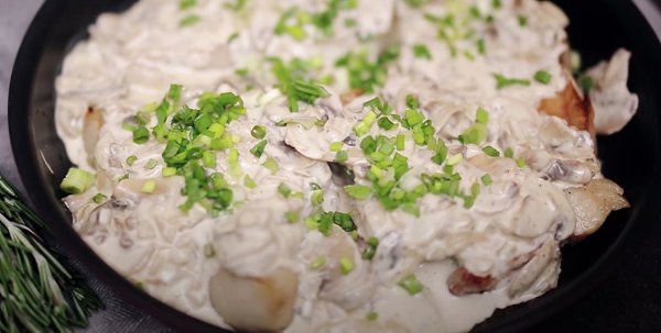 Свиные отбивные с грибным соусом .Приготовьте сочные свиные отбивные с грибным соусом. Это простое ... - 7