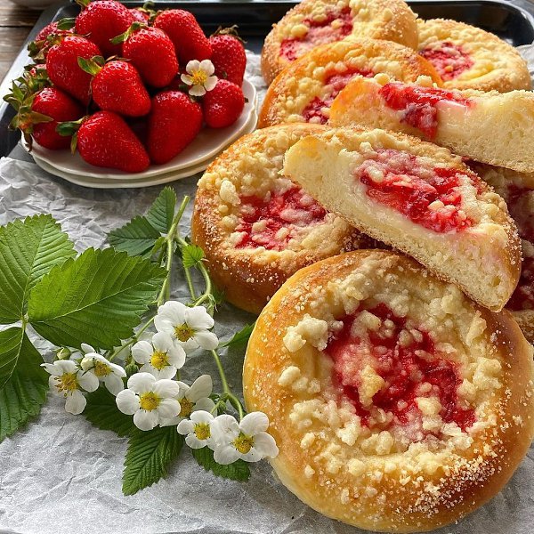 Ватрушки или булочки с заварным кремом и клубникой.Ингредиенты на 10 шт.:Для теста:Мука — 360 г ...