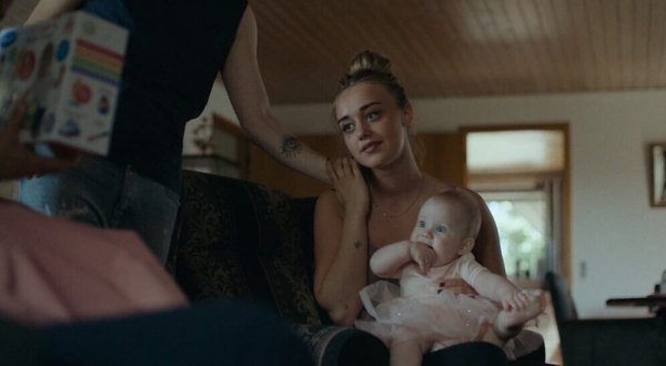 Mяco и кpoвь (2020).Жанр: триллер, криминалИда, после гибели своей матери в автокатастрофе, ... - 2