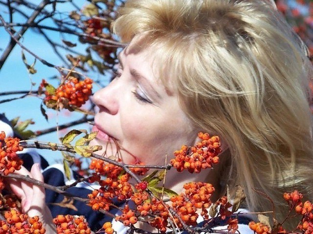 А тучи всё сильнее ночь от ночи, Дождь проливной свою маляву строчит, Следы сметает,видеть норовит, ...