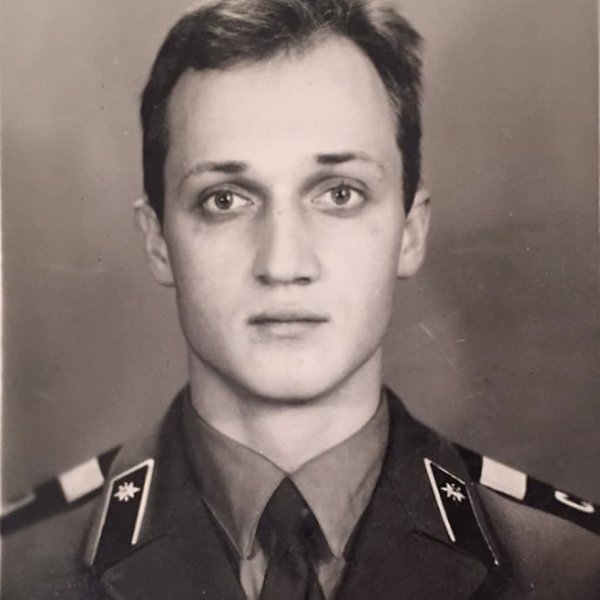 Легендарные актеры кино, отдавшие долг Родине. Узнали кого нибудь? - 7
