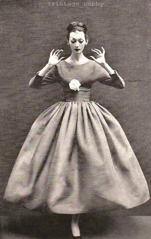 oa  ae o Balenciaga  paa Harpers Bazaar, 1955. oo: Pap Aeo