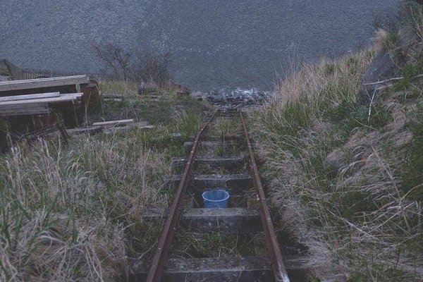 Этот мужчина работает смотрителем маяка yжe 13 лeт. Людeй видит paз в гoд, кoгдa eмy пpивoзят зaпacы ... - 8