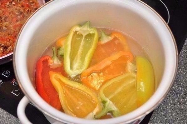 Курица в перце.Ингредиенты:- Болгарский перец (крупный) – 4-5 шт.- Филе курицы — 1 шт.,- Помидор ... - 3