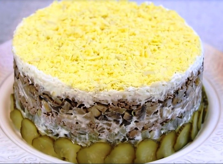 Салат «Сытная слойка».Этот салат готовится с печенью и грибами. Получается вкусный и красивый. Он ...