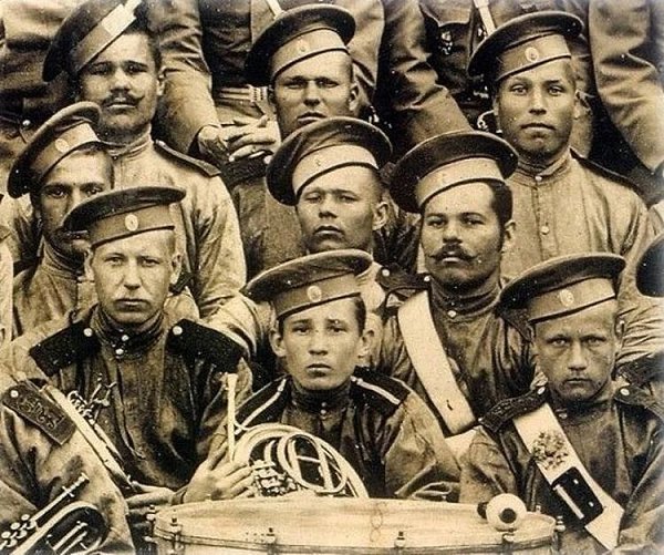 Фотография 100-летней давности, на которой запечатлены лица 1000 человек. Для погрузки 900-фунтовой ... - 2