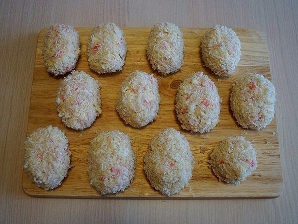 Котлетки из крабовых палочек с сыром.Ингредиенты:Крабовые палочки 200 гр.Сыр