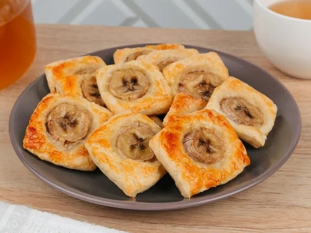 Выпечка из слоеного теста с бананом. Рецепт из слоеного теста с бананом. Слойка с бананом из слоеного. Слойки с карамелью. Слоеное тесто с бананом творогом.