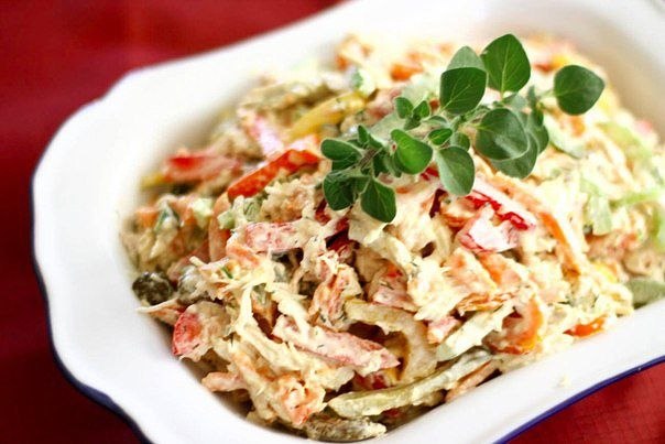 Салат с курицей и грибами.Ингредиенты: Болгарский перец - 1 шт. Сыр - 150 г Консервированные грибы - ...