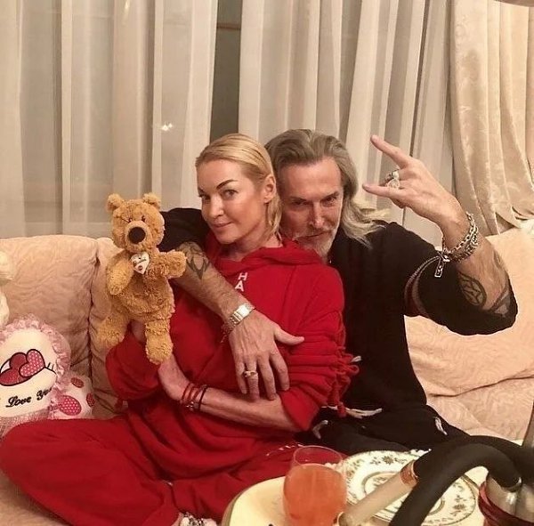 Тем не менее отношения у них очень уж странные.пчпчпч - 3