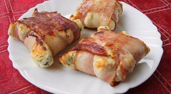 МЯСНЫЕ СЫРНИКИ.ИНГРЕДИЕНТЫ: 0.5 творога пачка бекона 2 яйца 2 ложки муки пучок укропа пару зубчиков ...
