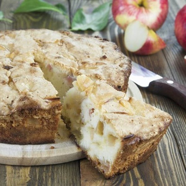 Шарлотка с творогом и яблоками.Творог-200г Яйца-4шт Яблоки-3шт Сахар-150г Сметана-3ст.л Мука-200г ...