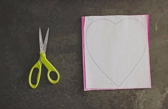 Роза из цветной гофробумаги для фотосессии - 2