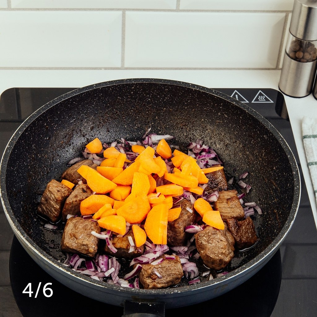 Говядина на сковороде.Приготовление:1. Очистите лук и чеснок от шелухи, морковь очистите от кожуры. ... - 5