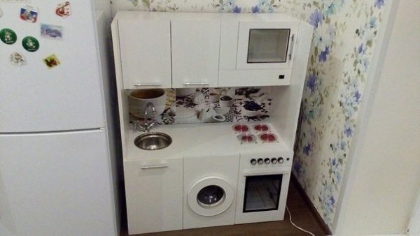 Любящий папа смастеpил детcкую кухню для дочки. Что может быть милеe)