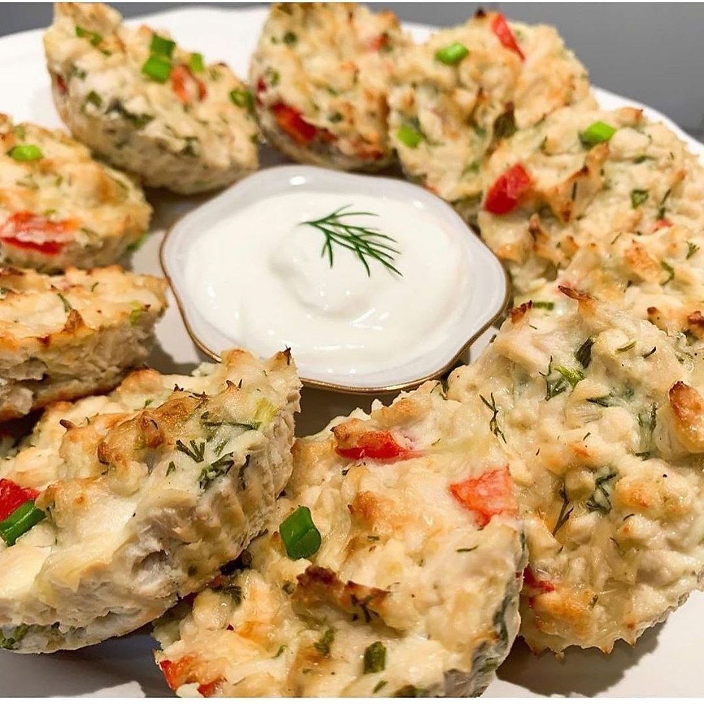 МАФФИНЫ ИЗ КУРОЧКИ... Ингредиенты: куриное филе отварное 370 гр сыр твердый 100 гр болгарский перец ...