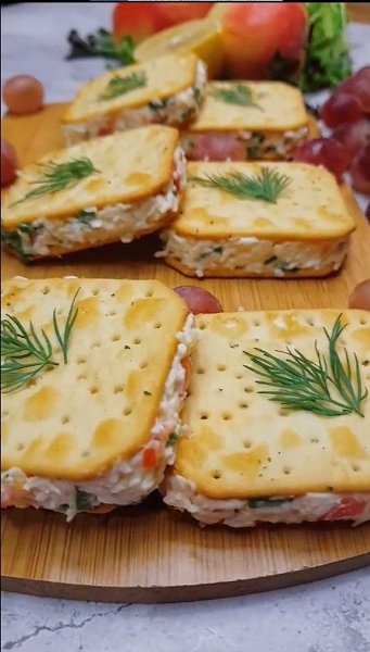 Закуска к праздничному столу.Начинка: плавленый сыр, помидоры, вареное яйцо, зеленый лук и майонез