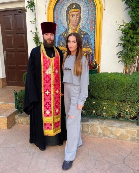 Бузова пришла в храм в не подобающем виде. Это стало причиной того что люди стали показывать шквал ... - 2