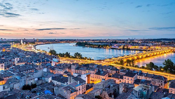 Романтичный город Бордо (Франция). За грациозный изгиб реки Гаронны Бордо также называют портом Луны ... - 2