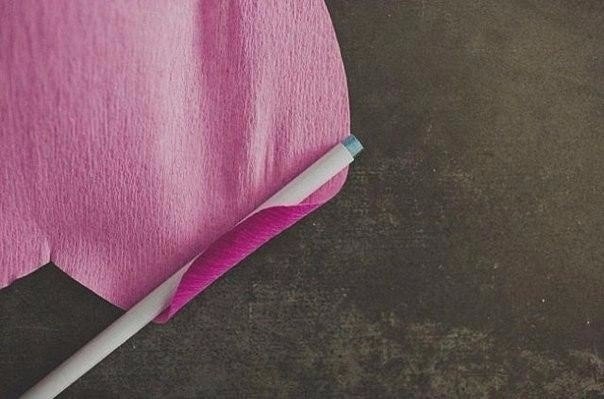 Роза из цветной гофробумаги для фотосессии - 5