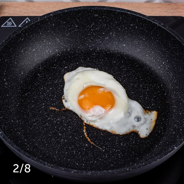 Сэндвич из лепешки с ветчиной сыром и яйцом.Приготовление:1. Помидоры нарежьте тонкими колечками.2. ... - 4