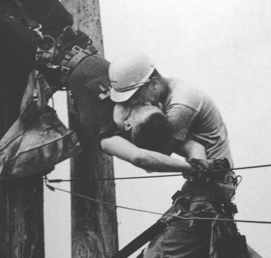 Сделанная в 1967 году фотография фотография под названием «Поцелуй жизни». На ней коммунальный ...