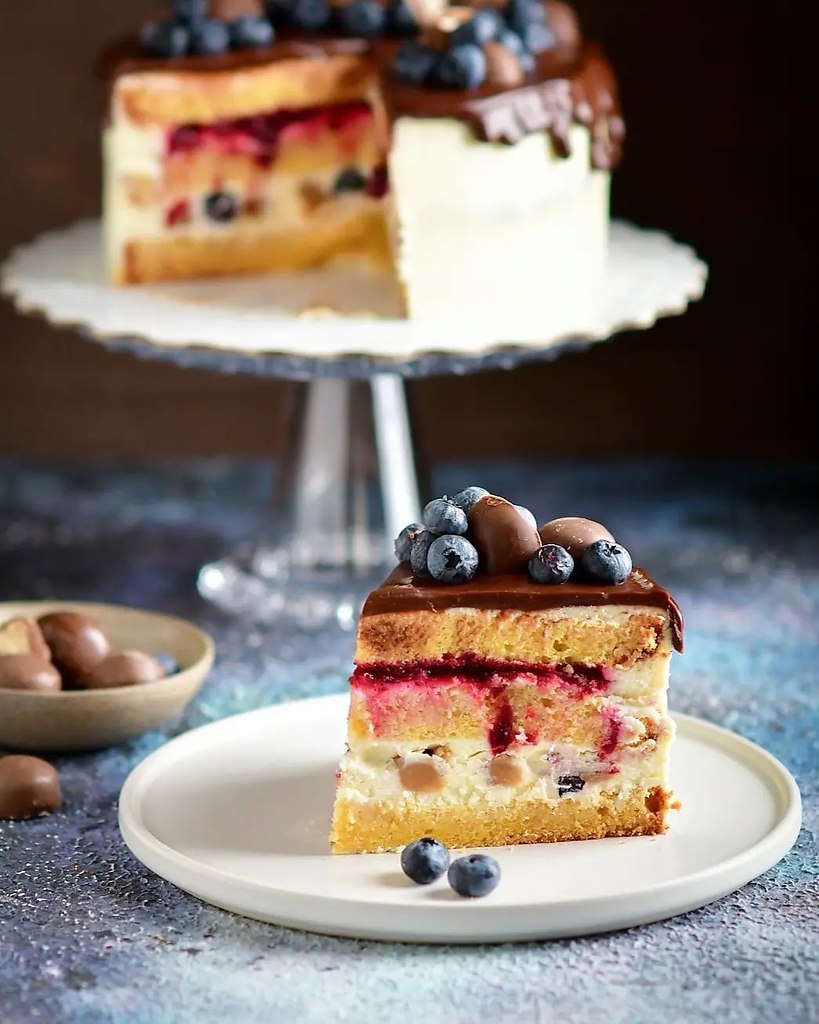 ТОРТ ВИШНЯ КАРАМЕЛЬ. Сливочный бисквит на меду диаметр 18 см. Ингредиенты: Яйцо 4 шт Сахар 80 г Мед ...