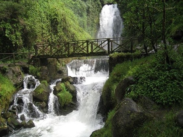 Отавало, Водопад Cascada de Peguche. Peguche — это индейская община, проживающая 20 минут пешком за ... - 2