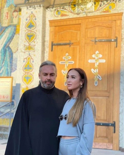 Бузова пришла в храм в не подобающем виде. Это стало причиной того что люди стали показывать шквал ...