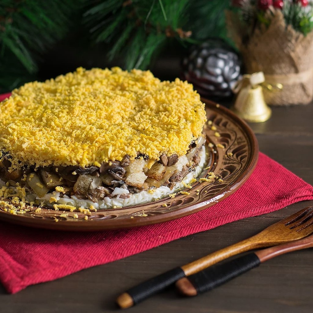 Салат со шпротами и сухариками.Приготовление:Яйца — 4 шт.Лук репчатый — 1 шт.Масло оливковое — 3 ст. ...