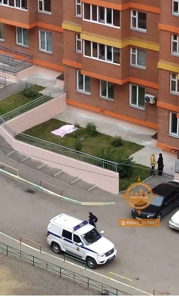 Женщина выпала с балкона в Солнечном и разбилась насмерть. Фото с места происшествия опубликовали в ...