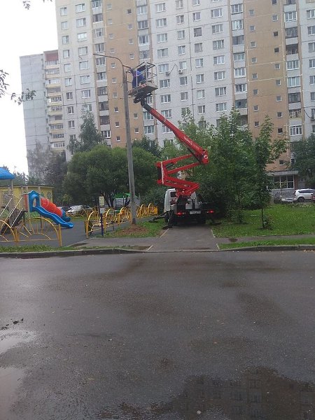Двор на улице Горького 16А давно нуждался в освещении на детской и спортивной площадке. Благодаря ...