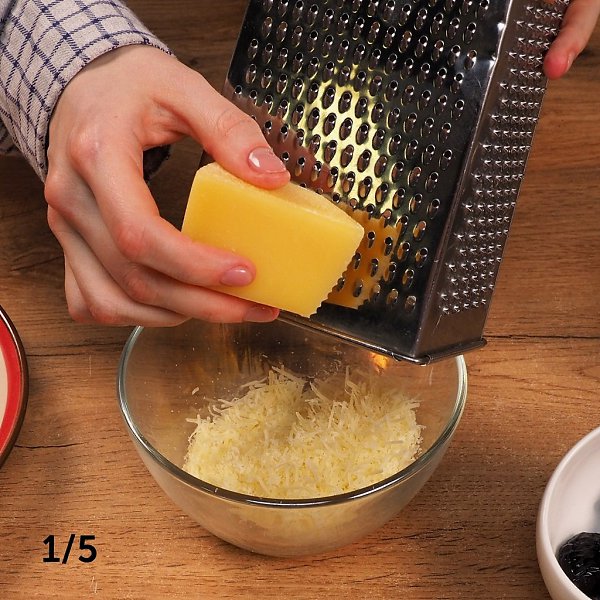 Куриный рулет с черносливом.Приготовление:1. Приготовьте продукты для рулета. Замочите чернослив в ... - 3