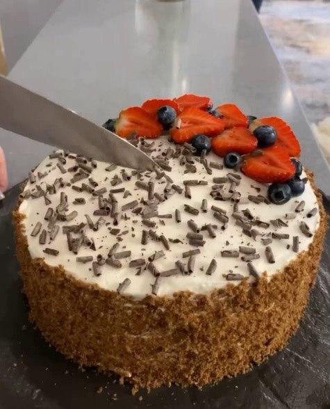Невероятно вкусный «Шоколадный торт на сковороде». Для коржей : Яйцо -2 шт. Сахар - 200 гр. Мука - ...