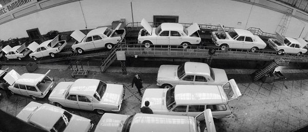 Сборочный конвейер на Горьковском автомобильном заводе. 01.03.1982