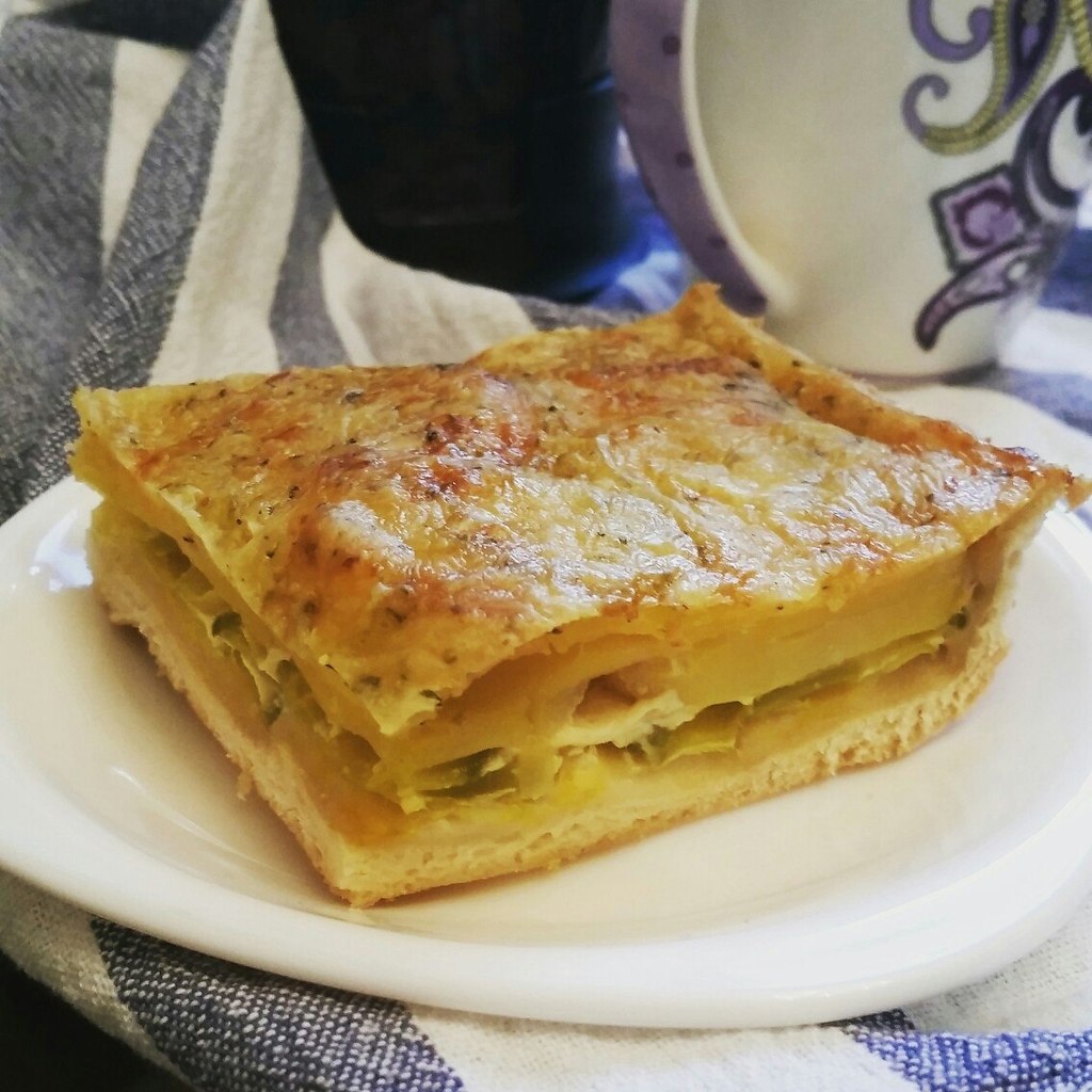 Пирог с картофелем и кабачком.Тесто:400 г муки,200 мл теплой воды,7 г сухих дрожжей,2 ст.л. ...