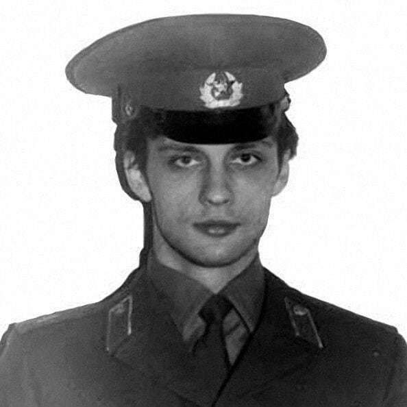 Легендарные актеры кино, отдавшие долг Родине. Узнали кого нибудь? - 6
