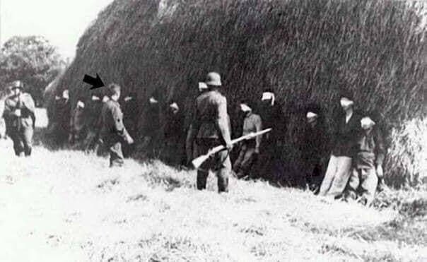 ПОМОЛИТЕСЬ ЗА ЙОЗЕФА.Эта фотография была сделана 19-го июля 1941-го года в Сербии. У стога сена – 19 ...