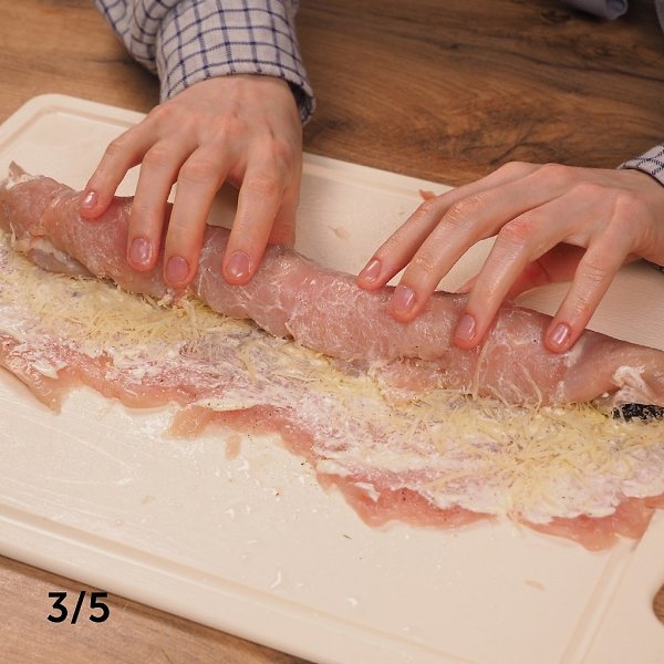 Куриный рулет с черносливом.Приготовление:1. Приготовьте продукты для рулета. Замочите чернослив в ... - 5