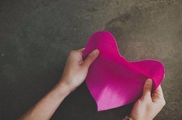 Роза из цветной гофробумаги для фотосессии - 4