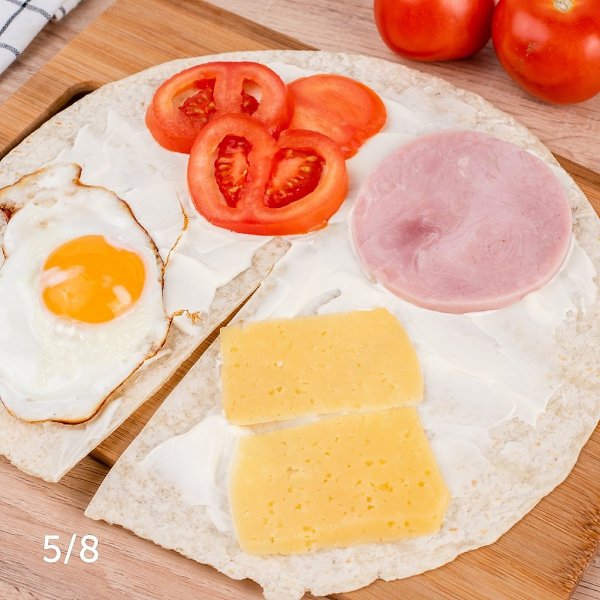Сэндвич из лепешки с ветчиной сыром и яйцом.Приготовление:1. Помидоры нарежьте тонкими колечками.2. ... - 7