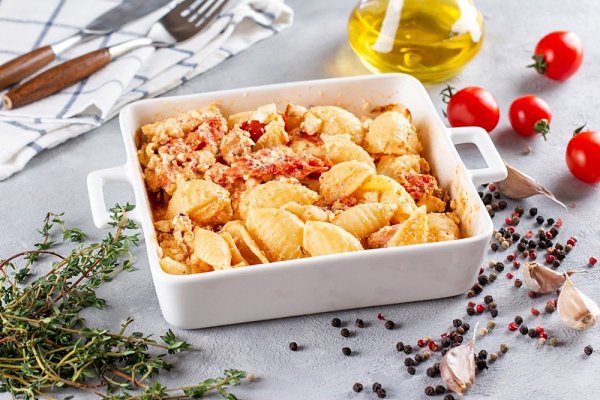Паста с запечённой фетой и помидорами черри.Ресторанное блюдо с нежной кремовой текстурой и ... - 4