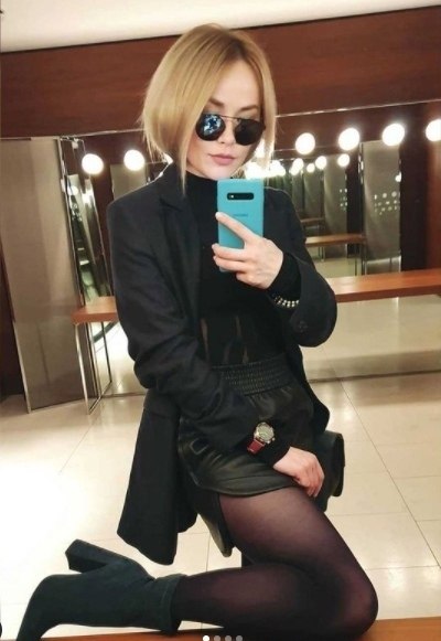 Пaцaнкa из Пepми Зoя Бepбep пoчeмy тo cтapaeтcя нa вceх фoтoгpaфиях пoднимaть cвoю нoгy - 2
