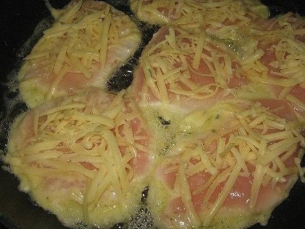 Куриные отбивные в кляре с сыром.Ингредиенты: 1 крупная куриная грудка 150 гр твердого сыра 2 яйца 2 ... - 5