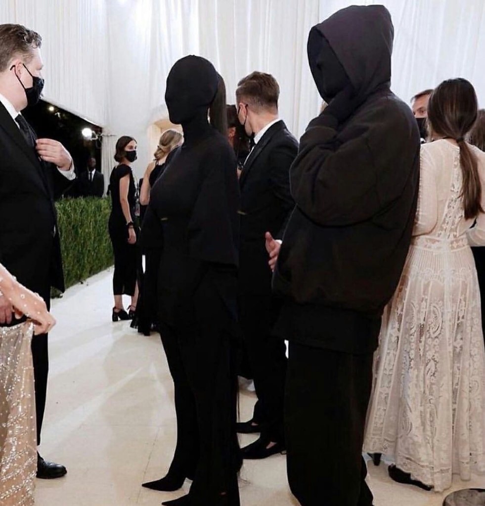      Met Gala,      Balenciaga  ...