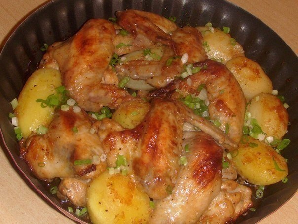 Крылышки с картошкой.Должны быть в копилке у каждой хозяйки!Ингредиенты:- 800 грамм крылышек- 500 ...