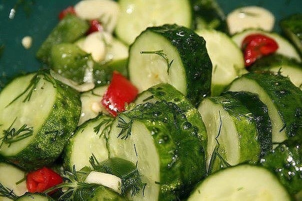 Быстрые маринованные огурчики.Малосольными они станут уже через полчаса, очень вкусными через 4 ...