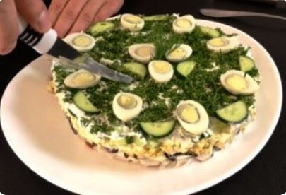 Вкусный праздничный салат «Курочка Ряба».Салат выглядит очень красиво: он станет настоящим ...