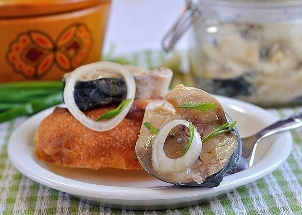 Скумбрия маринованная. Можно, конечно, купить в супермаркете готовую маринованную скумбрию. Но ...