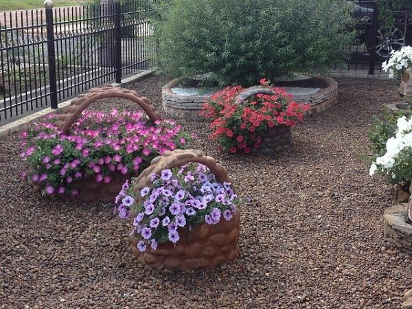 Идеи маленьких клумб. Какая из цветочных композиций наиболее удачная?